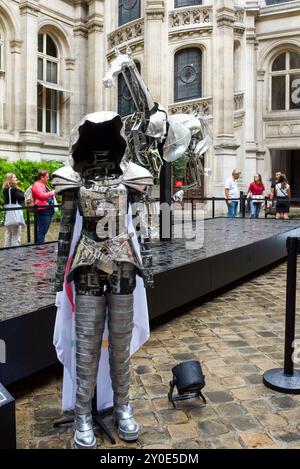 Die Rüstung des Ritters und Zeus das Metallpferd. Ritter und Pferd galoppierten während der Eröffnungszeremonie der Olympischen Spiele auf der seine. Paris 2024 Stockfoto