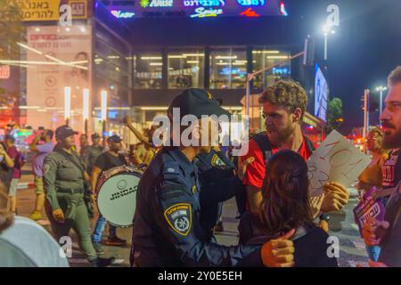 Haifa, Israel - 1. September 2024: Die Polizei konfrontiert die protestierende Menge, Teil einer abendlichen Kundgebung, die einen Geiselvertrag fordert, in Haifa, I Stockfoto