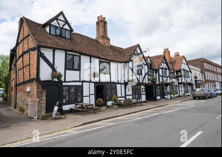 Äußere des Kings Arms Hotel, einer ehemaligen kutschenstube, die für beliebte Film- und Fernsehproduktionen genutzt wurde. High Street Old Amersham Buckinghamshire England Großbritannien Stockfoto