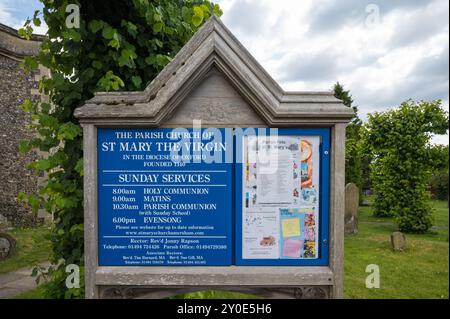 Informationstafel an der Marienkirche. Die Kirche der Kirche von England in Old Amersham, Buckinghamshire, England. Stockfoto