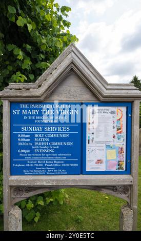 Informationstafel an der Marienkirche. Die Kirche der Kirche von England in Old Amersham, Buckinghamshire, England. Stockfoto