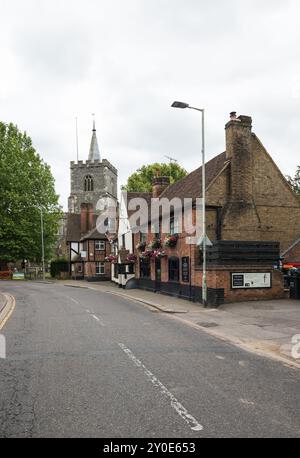 Blick entlang der Church Street in Richtung St. Mary, Virgin Church und Feathers Pub Rickmansworth Hertfordshire England UK Stockfoto