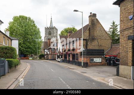 Blick entlang der Church Street in Richtung St. Mary, Virgin Church und Feathers Pub Rickmansworth Hertfordshire England UK Stockfoto