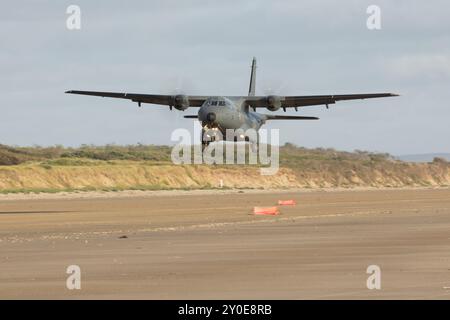 Französische CASA CN-235-300 landet auf Pembrey Sands Stockfoto