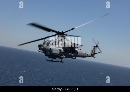 Ein US-Marine Corps AH-1Z Cobra Helikopter mit Marine Medium Tiltrotor Squadron 262 (rein.), 31st Marine Expeditionary Unit, führt eine gemeinsame Live-fi durch Stockfoto