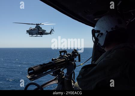 US Marine Corps CPL. Scott Detar, ein ÄH-1Y Gift Crew Chief mit Marine Medium Tiltrotor Squadron 262 (rein.), 31. Marine Expeditionary Unit, Conduc Stockfoto