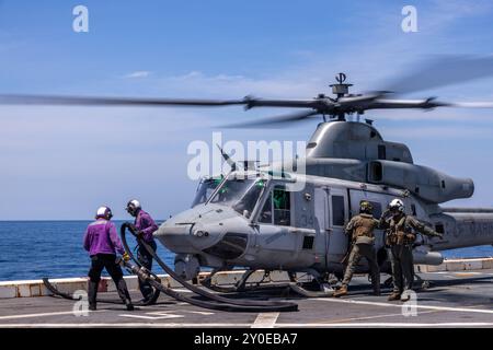 US-Marines, rechts, mit Marine Medium Tiltrotor Squadron 262 (rein.), 31st Marine Expeditionary Unit und US Navy-Seeleuten mit dem Amphibien tran Stockfoto