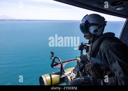 Scott Detar, ein ÄH-1Y Gifthubschrauber-Crewchef mit Marine Medium Tiltrotor Squadron 262 (rein.), 31. Marine Expeditionary U Stockfoto