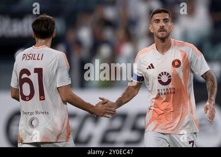 Turin, Italien. 1. September 2024. Lorenzo Pellegrini von AS Roma schüttelt während des Fußballspiels der Serie A zwischen Juventus FC und AS Roma die Hand mit Niccolo Pisilli von AS Roma. Quelle: Nicolò Campo/Alamy Live News Stockfoto