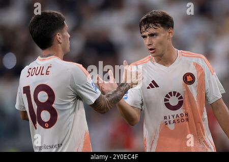 Turin, Italien. 1. September 2024. Niccolo Pisilli von AS Roma schüttelt während des Fußballspiels der Serie A zwischen Juventus FC und AS Roma die Hand mit Matias Soule von AS Roma. Quelle: Nicolò Campo/Alamy Live News Stockfoto