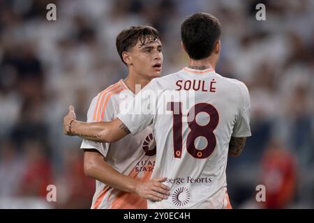 Turin, Italien. 1. September 2024. Niccolo Pisilli von AS Roma schüttelt während des Fußballspiels der Serie A zwischen Juventus FC und AS Roma die Hand mit Matias Soule von AS Roma. Quelle: Nicolò Campo/Alamy Live News Stockfoto