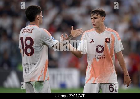 Turin, Italien. 1. September 2024. Niccolo Pisilli von AS Roma schüttelt während des Fußballspiels der Serie A zwischen Juventus FC und AS Roma die Hand mit Matias Soule von AS Roma. Quelle: Nicolò Campo/Alamy Live News Stockfoto