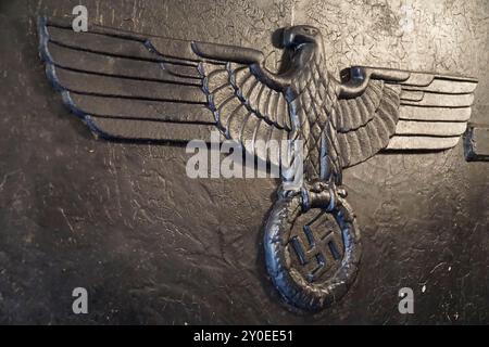 Ludwikowice Klodzkie, Polen - 10. August 2024 - Naziadler mit Hakenkreuz in der Nobeldynamitenfabrik - Molke Museum III Stockfoto