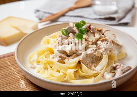 Gourmet-Teller mit Linguine-Pasta mit cremigen Pfifferlingen auf festem Tisch im Restaurant Stockfoto