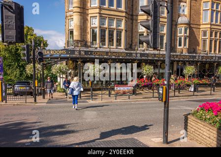 Straßenblick auf Harrogate, North Yorkshire, England, Großbritannien, mit Betty's Tea Rooms Stockfoto