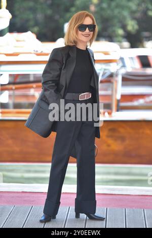 Venedig, Italien. September 2024. Isabelle Huppert kommt am 2. September 2024 im Excelsior Hotel im Rahmen des 81. Internationalen Filmfestivals von Venedig in Venedig an. Foto: Aurore Marechal/ABACAPRESS. COM Credit: Abaca Press/Alamy Live News Stockfoto