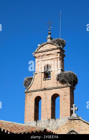 Kirchturm des Klosters Santa Anna mit Storchennestern in Avila, Spanien Stockfoto