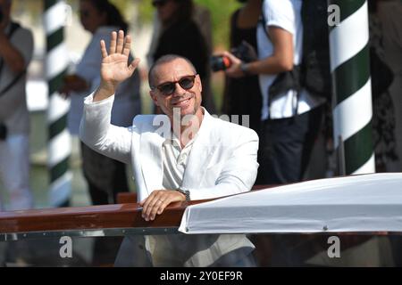 Venedig, Italien. September 2024. Stefano Accorsi Ankunft im Excelsior Hotel im Rahmen des 81. Internationalen Filmfestivals von Venedig am 2. September 2024 in Venedig, Italien. Foto: Aurore Marechal/ABACAPRESS. COM Credit: Abaca Press/Alamy Live News Stockfoto