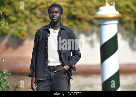 Venedig, Italien. September 2024. Seydou Sarr Ankunft im Excelsior Hotel im Rahmen des 81. Internationalen Filmfestivals von Venedig am 2. September 2024 in Venedig, Italien. Foto: Aurore Marechal/ABACAPRESS. COM Credit: Abaca Press/Alamy Live News Stockfoto