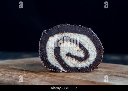 Aus zwei Schichten Kuchen, Schokoladenkuchen mit Schokoladenschwamm und Cremefüllung Stockfoto