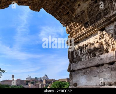 Stadtbild von Rom durch den Triumphbogen des Titus im Forum Romanum, Italien. Stockfoto