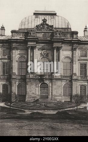 Vintage-Foto von Dresden. Japanisches Palais in Dresden, Gartenblick. Deutschland. 1903 begann Graf Jacob Heinrich von Flemming im März 1715 mit dem Graben eines Schlosses, das in Neustadt nahe der neu errichteten Weißen Thore errichtet wurde. Das Gebäude wurde Ende 1715 von der niederländischen Gesandten Harsolde von Craneburg besetzt und wird seither niederländisches Schloss genannt. Das Gebäude bestand aus Erdgeschoss, Obergeschoss und Mansardendach und hatte ein imposantes Untergeschoss zum unteren Garten hin. Nach Norden und Süden hin hatte es 17 Fenster oder 49 Meter Fassade mit 4 Windo Stockfoto