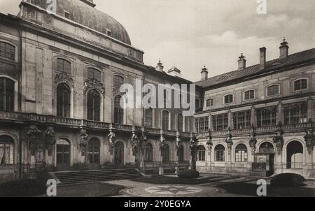 Vintage-Foto von Dresden. Japanisches Palais in Dresden, Blick auf den Innenhof. Deutschland. 1903 begann Graf Jacob Heinrich von Flemming im März 1715 mit dem Graben eines Schlosses, das in Neustadt nahe der neu errichteten Weißen Thore errichtet wurde. Das Gebäude wurde Ende 1715 von der niederländischen Gesandten Harsolde von Craneburg besetzt und wird seither niederländisches Schloss genannt. Das Gebäude bestand aus Erdgeschoss, Obergeschoss und Mansardendach und hatte ein imposantes Untergeschoss zum unteren Garten hin. Nach Norden und Süden hin hatte es 17 Fenster oder 49 Meter Fassade mit 4 wi Stockfoto