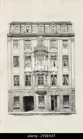 Vintage-Illustration von Dresden. Große Brudergasse Nr. 39. Deutschland. 1903 wurde dieses Haus vom Kabinettsminister Graf Marcolini besetzt. Es wurde viel früher gebaut, offenbar um 1710, und viele Details deuten auf Poppelmanns Hand hin. Die Formen des Putzgebäudes sind hier voll entwickelt: Eckpfeilerstreifen mit einer noch der klassischen Form nahenden Hauptstadt, Fullings und Risalits im Putz, Fensterrahmen, Erdgeschoss und Hauptgesims in Sandstein sowie der besonders reiche Erker aus dem Achteck. Stockfoto