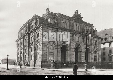 Vintage-Foto von Dresden. Blockhaus (Neustädter Wache) in Dresden. Deutschland. 1903 in Dresden wird die Neustädter Wache auf der Westseite des Neustädter Brückenkopfes der Augustusbrücke als Blockhaus bezeichnet. Das freistehende Gebäude befindet sich am Neustädter Markt, nur wenige Meter vom Goldenen Reiter entfernt. Der Architekt war Zacharias Longuelune. Das Haus hat einen quadratischen Grundriss mit sechs Quashlarsäulen auf jeder seiner fünf Achsen, deren Mittelsäulen leicht hervorragen. Zwischen den Säulen befindet sich ein Erdgeschoss mit Rundbogenjalousien, mit Ausnahme der drei zentralen Öffnungen, die dem mai zugewandt sind Stockfoto