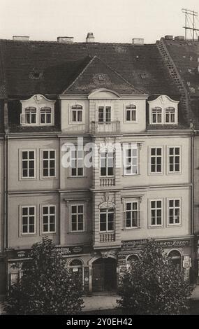 Vintage-Foto von Dresden. Altes Haus an der Hauptstraße Nr. 22 von 1903. Deutschland das Haus stammt von einem Künstler mit feinerer Hand und liegt in der Nähe der Hugenottengebäude der damaligen Zeit. Die Ruhe in der Behandlung der einfachen und eleganten architektonischen Formen, die Zurückhaltung bei der Verwendung von Dekorationen prägen das Gebäude unter den zeitgenössischen Werken. Stockfoto