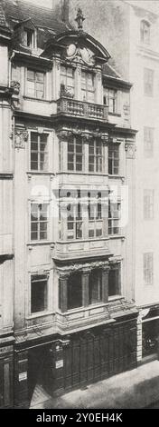 Vintage-Foto von Dresden. Altes Haus an der Schloossstraße Nr. 5. Deutschland. 1903 das schmale, fünfstöckige Haus ähnelt Fehres Bauten. Es hat ein riesiges Erkerfenster in der Mitte, zwei Fenster breit, geteilt durch Pilaster und reich dekorierte Eingeweide. Auf jeder Seite befindet sich ein System von einfachen Fenstern ohne Gesimse. Stockfoto