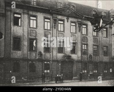 Vintage-Foto von Dresden. Regierungsgebäude in Dresden (heutiges Justizministerium). Deutschland. 1903 nach Hasche wurde das Gebäude in der Meissner Gasse 1733 erbaut. Sponsel zufolge stammt der Entwurf von Poppelmann. Die Fassade hat sich insofern verändert, als sich im ersten Obergeschoss über dem schweren Schlussstein des Tores ursprünglich eine Nische für eine Statue befand, die die beiden Reliefvasen in der Mitte der hinteren Höhe künstlerisch motiviert. Der Grundriss ist einfach und für seinen Zweck als Verwaltungsgebäude geeignet. Zwei herrliche Höfe sind im großen d Stockfoto