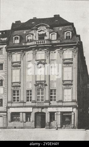 Vintage-Foto von Dresden. Altes Haus am Judenhof Nr. 5. Deutschland. 1903 gehörte das Haus ab 1716 dem Goldarbeiter Christoph George Dinglinger. Die Fassade gehört zu den schönsten Werken von Poppelmann. Das Erdgeschoss zeigt eine Art Furnier mit unterschiedlich gekennzeichnetem Sandstein und zeigt die größte formale Einfachheit. Die Obergeschosse sind im Wesentlichen mit Putz und aufgetragenem Stuck versehen. Stockfoto