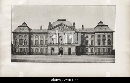 Vintage-Foto von Dresden. Japanisches Palais in Dresden, Nordfassade. Deutschland. 1903 begann Graf Jacob Heinrich von Flemming im März 1715 mit dem Graben eines Schlosses, das in Neustadt nahe der neu errichteten Weißen Thore errichtet wurde. Das Gebäude wurde Ende 1715 von der niederländischen Gesandten Harsolde von Craneburg besetzt und wird seither niederländisches Schloss genannt. Das Gebäude bestand aus Erdgeschoss, Obergeschoss und Mansardendach und hatte ein imposantes Untergeschoss zum unteren Garten hin. Nach Norden und Süden hin hatte sie 17 Fenster oder 49 Meter Fassade mit vier Winden Stockfoto