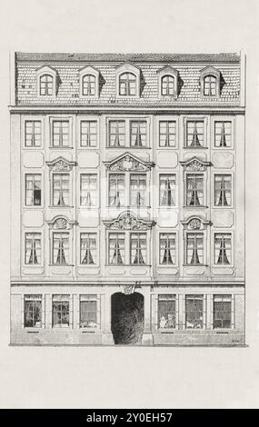 Vintage-Illustration von Dresden. Das Barockhaus zwischen 1715 und 1740 in der Zahnsgasse Nr. 10. Deutschland. 1903 herrschaftliches Wohngebäude mit drei oberen Etagen und acht Fenstern im Vorderteil. Markiert auf dem Schlussstein über der Tür mit dem Monogramm M.C.K. (Moritz Christoph Kohlmann) und dem Jahr 1722. Die alte Tür mit dem schmiedeeisernen Fanlight ist erhalten geblieben. Auch die Grundrissgestaltung ist im Wesentlichen gleich. Stockfoto