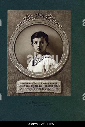 Alexej Nikolajewitsch, Zarewitsch von Russland Alexej Nikolajewitsch (1904–1918) war der letzte Zsesarewitsch (Thronfolger des Russischen Reiches). Er war das jüngste Kind und einziger Sohn von Zar Nikolaus II. Und Zarina Alexandra Feodorowna. Er wurde mit Hämophilie geboren, die seine Eltern mit den Methoden des Bauernglaubensheilers Grigori Rasputin zu behandeln versuchten. Stockfoto