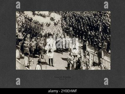 Archivfoto der Krönung von Nikolaus II. Und Alexandra Feodorowna. Moskau, Russisches Reich. Am 14. Mai 1896 war die Krönung von Kaiser Nikolaus II. Und seiner Frau Alexandra Feodorowna die letzte Krönung während des Russischen Reiches. Sie fand am Dienstag, den 14. Mai 1896, in der Dormition Cathedral im Moskauer Kreml statt. Nikolaus II., russisch Nikolai II. Aleksandrowitsch, war der letzte Kaiser Russlands. Stockfoto