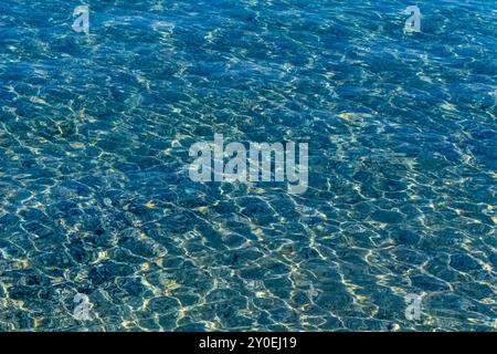 Klares Meerwasser am Morgen Sommer Griechenland Stockfoto