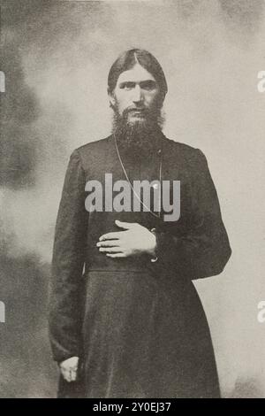 Gregory Rasputin. Russisches Reich. Grigori Yefimowitsch Rasputin (1900 1869–1916) war ein russischer Mystiker und Glaubensheiler. Er ist bekannt für seine Freundschaft mit der kaiserlichen Familie von Nikolaus II., dem letzten Kaiser Russlands, durch den er in den letzten Jahren des Russischen Reiches großen Einfluss gewann. Stockfoto