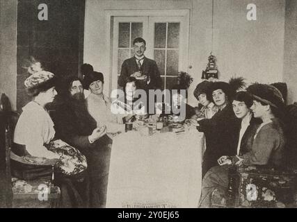 Rasputin und sein „Hof“. Russisches Reich. Grigori Yefimowitsch Rasputin (1900 1869–1916) war ein russischer Mystiker und Glaubensheiler. Er ist bekannt für seine Freundschaft mit der kaiserlichen Familie von Nikolaus II., dem letzten Kaiser Russlands, durch den er in den letzten Jahren des Russischen Reiches großen Einfluss gewann. Stockfoto