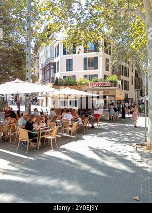 Palma de Mallorca, Spanien; 09. august 2024: Allgemeiner Blick auf die berühmte urbane Bier- und Burgerbar Alaska, im historischen Zentrum von Palma de Mallorca, ON Stockfoto