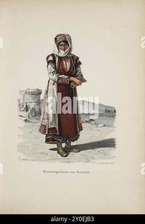 Historische und volkstümliche Trachten Europas. Montenegroin Frau aus Postinje. In der Kleidung der montenegrinischen Frauen ist der orientalische Charakter noch deutlicher als in der der Männer; insbesondere der Schal aus weißem Leinen, der die Hälfte des Gesichts bedeckt, erinnert an orientalische Bräuche, ebenso der Turban mit seiner Verzierung aus Gold- und Silbermünzen. Ansonsten ist der Einfluss des Abendlandes stärker erkennbar, besonders in den sehr dicken und groben Wollstoffen, die die montenegrinischen Frauen für ihre Röcke verwenden. Diese Röcke, die auch den Oberkörper bis zu einem ziemlich niedrigen Ausschnitt bedecken, wo die Stockfoto