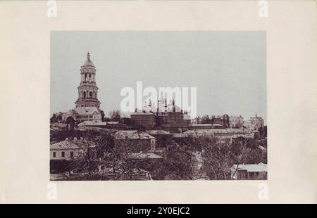 Foto aus dem 19.. Jahrhundert von Kiew Pechersk Lavra. Großer Lavra-Glockenturm und Refektoriumskirche. Ukraine, Russisches Reich. 1886-1896 Stockfoto