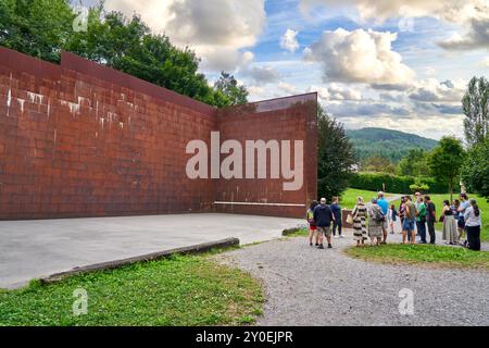 Gruppe von Touristen, Eiserne Giebel, Frontón de hierro, Mirandaola Park und Eisenhütte, Legazpi, Gipuzkoa, Baskenland, Spanien. Stockfoto
