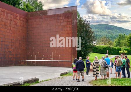 Gruppe von Touristen, Eiserne Giebel, Frontón de hierro, Mirandaola Park und Eisenhütte, Legazpi, Gipuzkoa, Baskenland, Spanien. Stockfoto