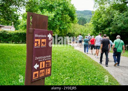 Gruppe von Touristen, Mirandaola Park und Eisenhütte, Legazpi, Gipuzkoa, Baskenland, Spanien. Stockfoto