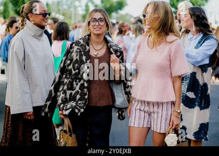 Kopenhagen, Dänemark. August 2024. Street Style, Ankunft bei der Munthe Spring Summer 2025 Show, die am 8. August 2024 auf der Copenhagen Fashion Week in Dänemark stattfand. Foto: Marie-Paola Bertrand-Hillion/ABACAPRESS. COM Credit: Abaca Press/Alamy Live News Stockfoto