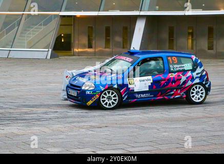 Gorka Idigoras Azcoaga fährt einen Renault Clío Rallye-Wagen bei der 17. Cristian Lopez Rallye Palacio de Deportes Santander Cantabria Spanien 02/08/2024 Stockfoto