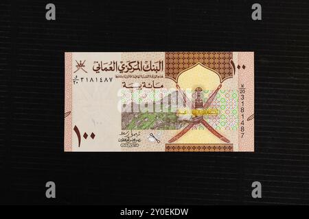 Oman 100 Baisa Banknote mit Terrassen von Jebel Akhdar und nationalem Emblem Porträt (Serie 2020) Stockfoto