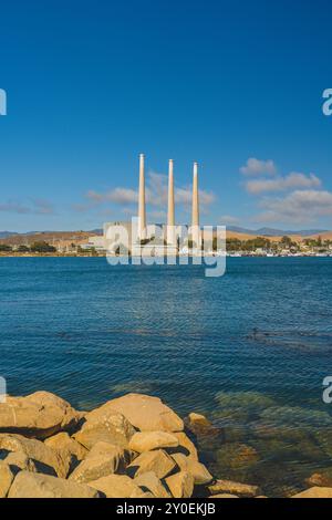 Morro Bay, Kalifornien, USA. Juli 2024. Morro Bay State Park, Kalifornien Central Coast. Ein altes Kraftwerk, dessen drei große Schornsteine sein können Stockfoto